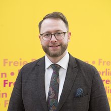 Ruven Gastel vor gelben Hintergrund