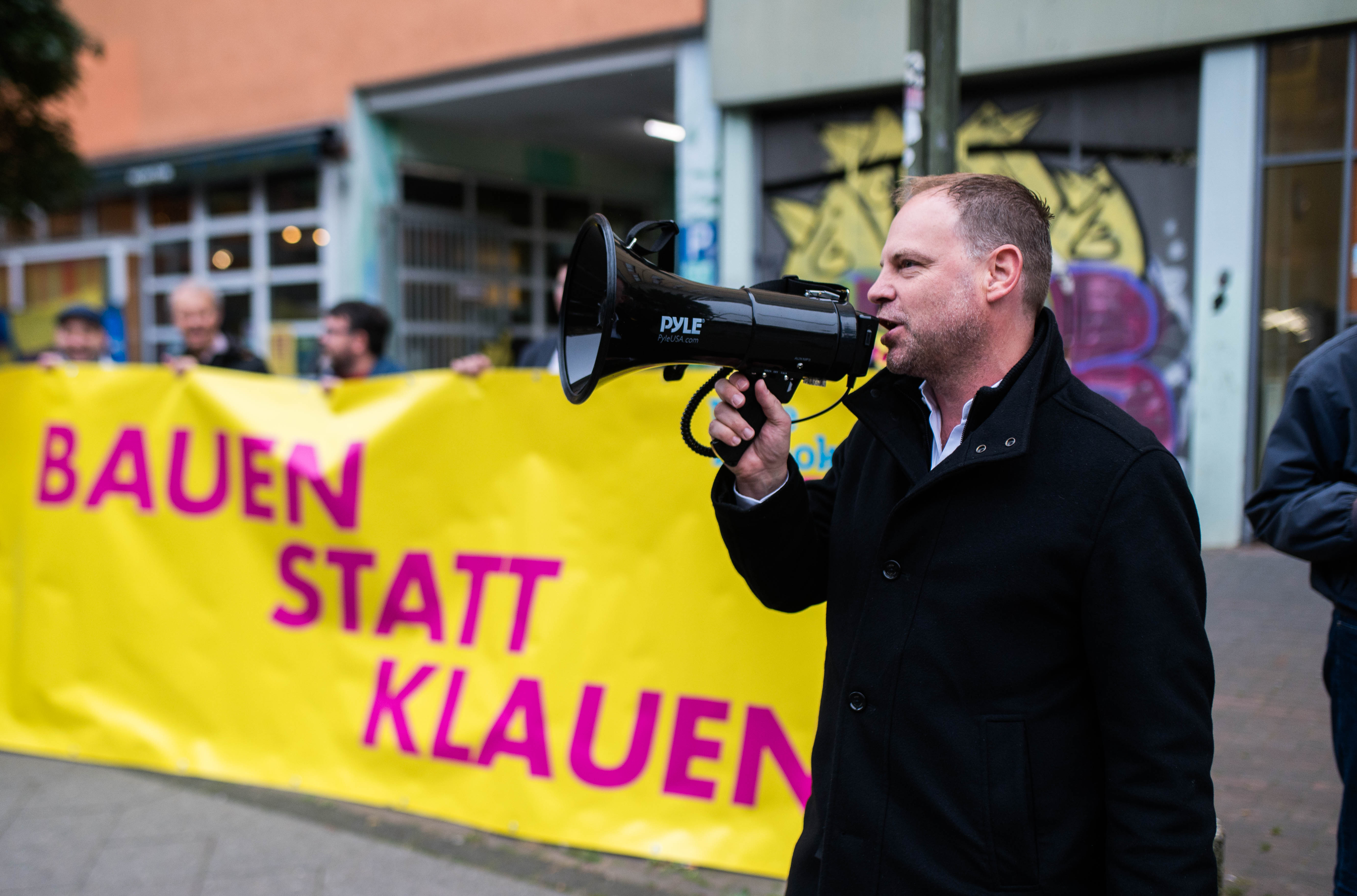 Christoph Meyer mit Megaphone bei der Kundgebung